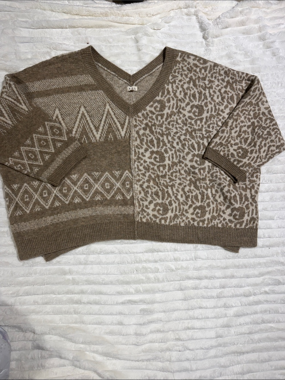POL Women’s Oversized Animal Print Geometric V-Neck Sweater Size Large - Picture 4 of 6